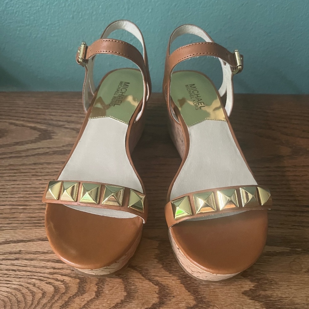 Michael Kors Platform Sandal Caramel Shade w Gold Studs Size 7  In The Box  NWOT - Picture 4 of 11